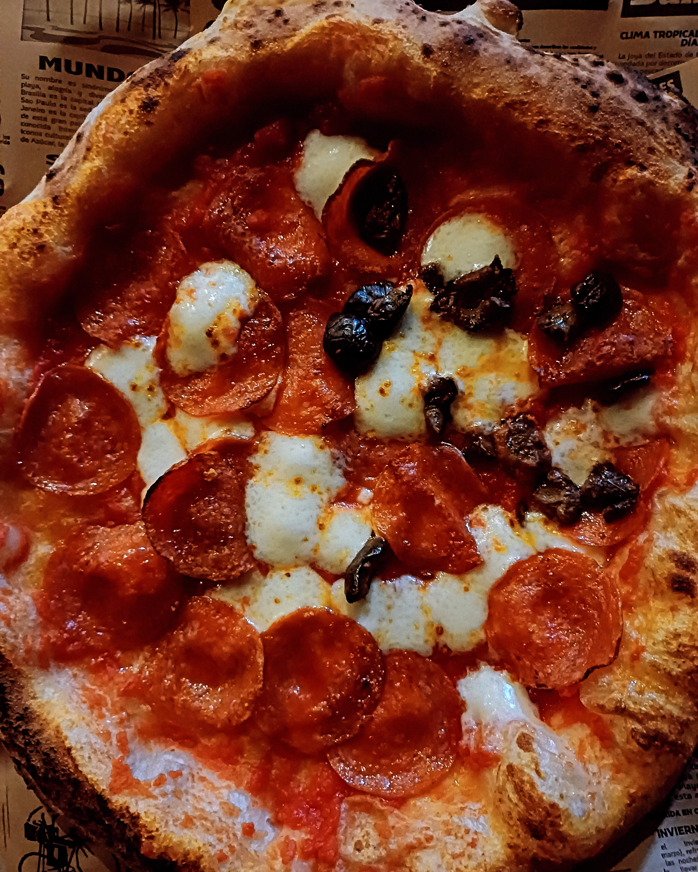 Pizza Pesto Capresse con ingredientes premium
