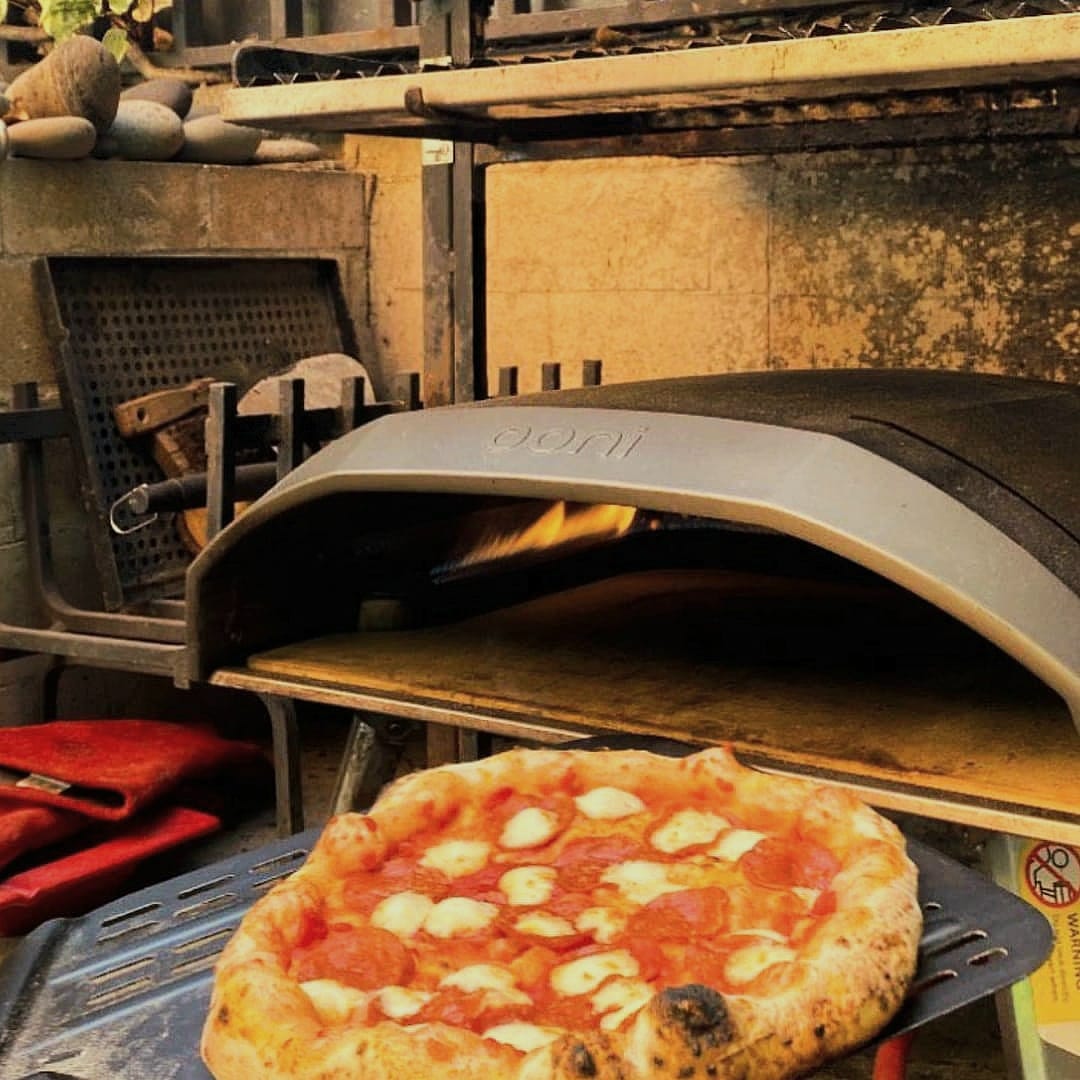 Pizzería móvil con horno napolitano en un evento